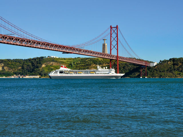Balmoral cruising under Ponte 25 de Abril, Lisbon