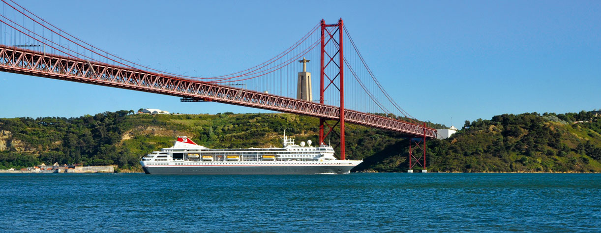 Balmoral cruising under Ponte 25 de Abril, Lisbon