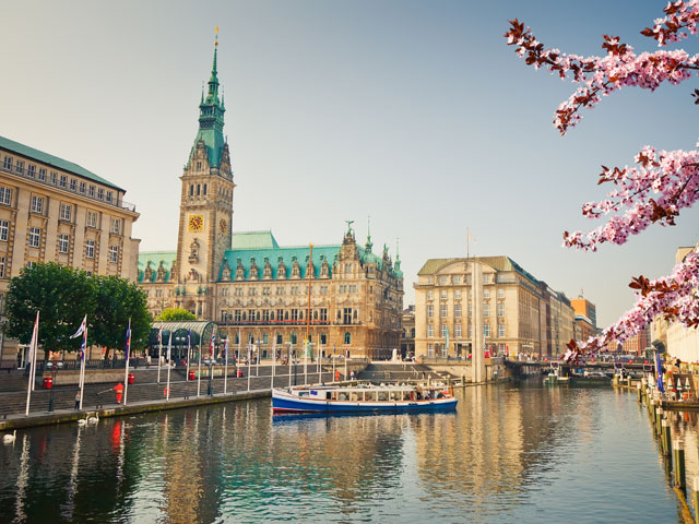 Hamburg townhall and Alster river at spring