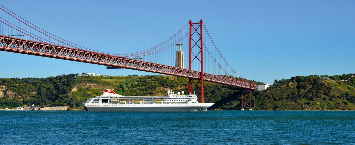 Braemar sailing under to the 25 de Abril Bridge, Lisbon, Portugal