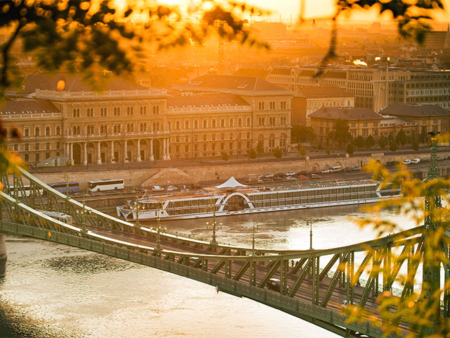 Brabant in Budapest, Chain bridge, Hungary Brabant in Budapest, Chain bridge, Hungary