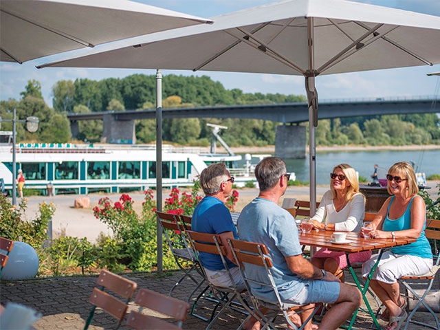 Friends ashore in Speyer, Brabant in the background Friends ashore in Speyer, Brabant in the background