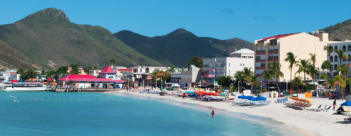 Sublime beach views and mountains in St Maarten 