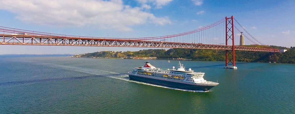 Balmoral sailing under the 21 Abril Bridge, Lisbon, Portugal Balmoral sailing under the 21 Abril Bridge, Lisbon, Portugal