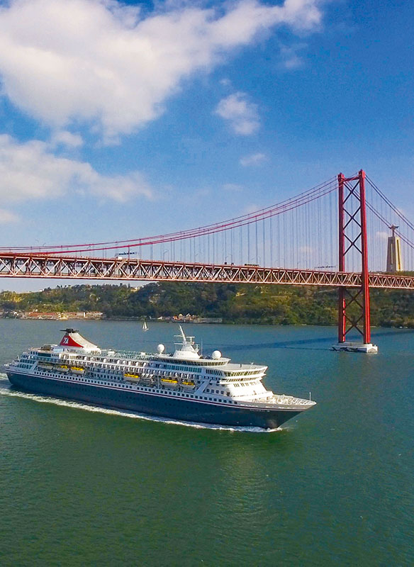 Balmoral sailing under the 21 Abril Bridge, Lisbon, Portugal Balmoral sailing under the 21 Abril Bridge, Lisbon, Portugal