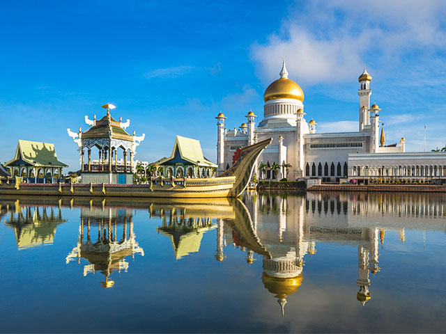 Omar Ali Saifuddien Mosque in Bandar Seri Begawan, brunei