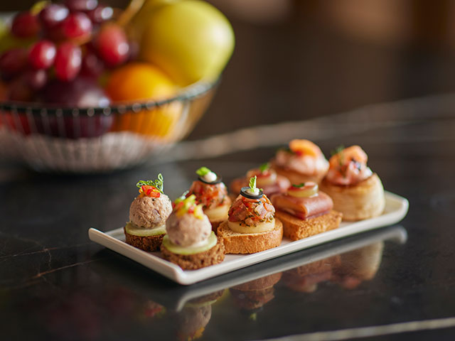 Canapes and fruit 