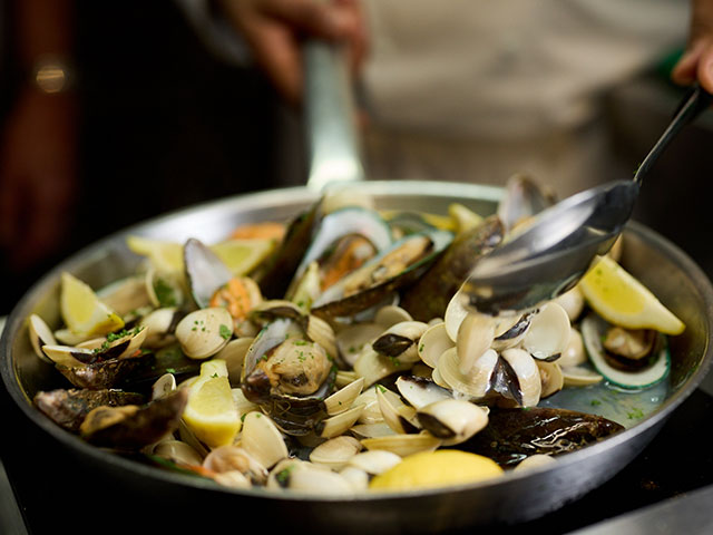 Mussels being cooked in our Treat of the Region sessions
