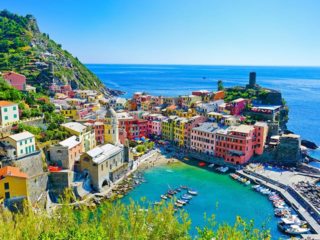 Colourful buildings on the coast of Vernazza, Cinque terre, Italy