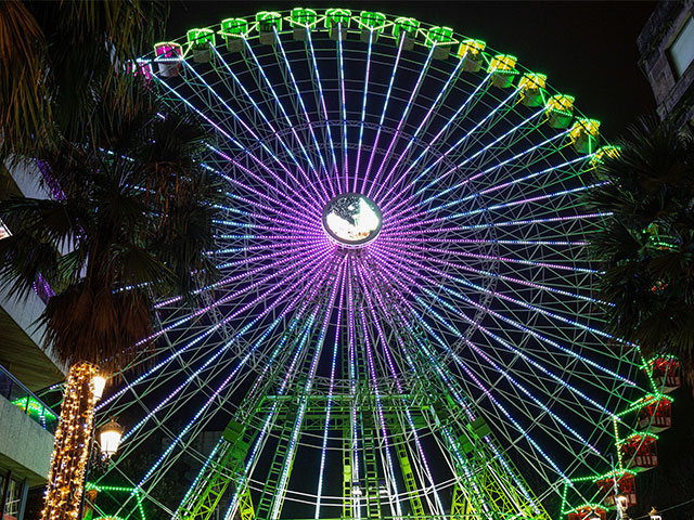 Ferris wheel of Christmas lights in the streets of Vigo