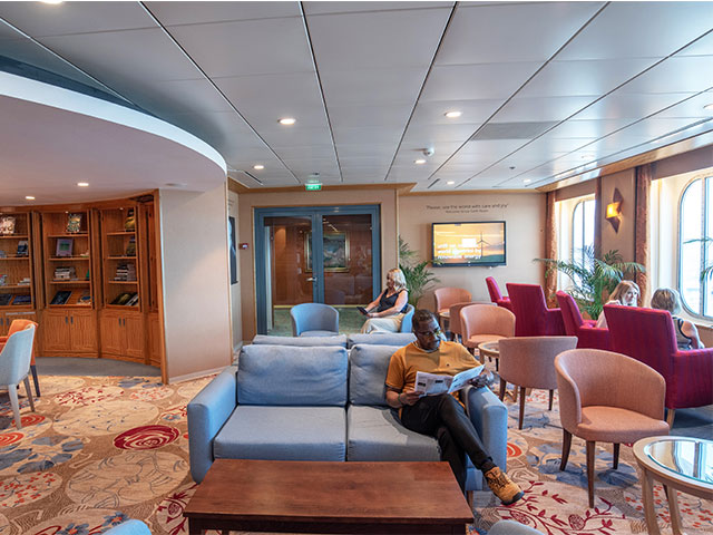 Guests in the Earth room, Balmoral