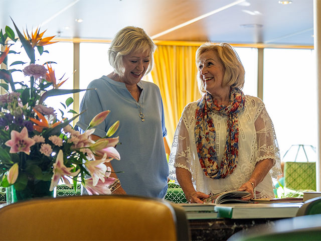 Guests in the Botanical room, Bolette