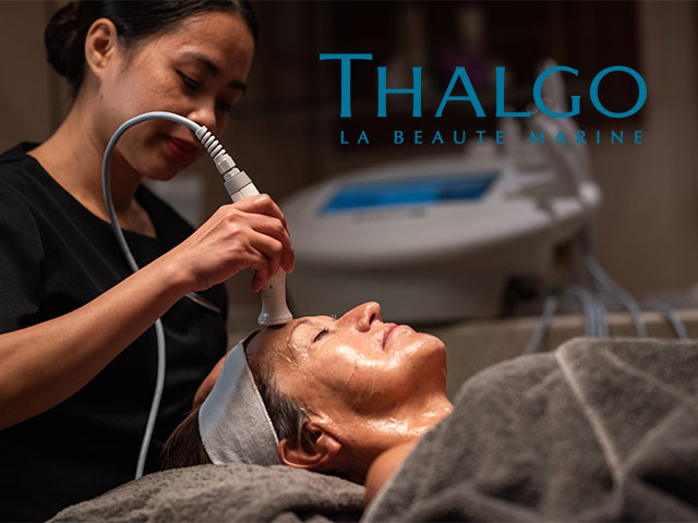 Beautician with guest, iBeauty spa treatment by Thalgo